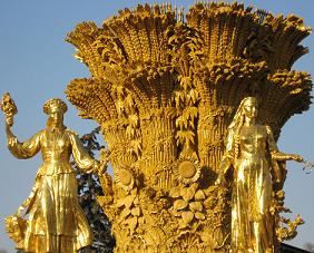 Конопля, вместе с пшеницей и подсолнечником представляют, в центральной скульптуре фонтана дружбы народов на ВВЦ (ВДНХ)  три наиболее важные сельскохозяйственные культуры СССР - увеличить картинку